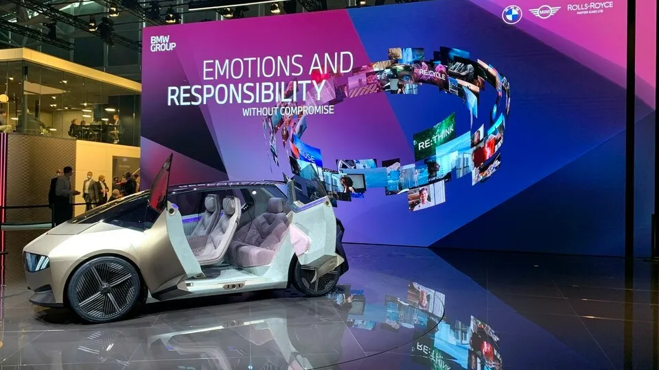Mit dem i Vision Circular will BMW seine kürzlich angekündigten Nachhaltigkeitsziele unterstreichen. Demnach will der Hersteller bis zum Jahr 2030 pro Fahrzeug eine CO2-Reduktion von 40 Prozent zu erreichen. Das soll unter anderem auch mit dem Aufbau eines Marktes für Sekundärmaterialien gelingen, wie sie im Vision Circular verwendet wurden.
